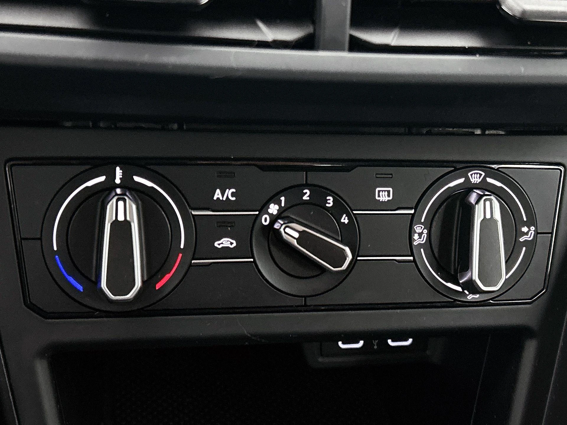 Volkswagen-Polo-image-24