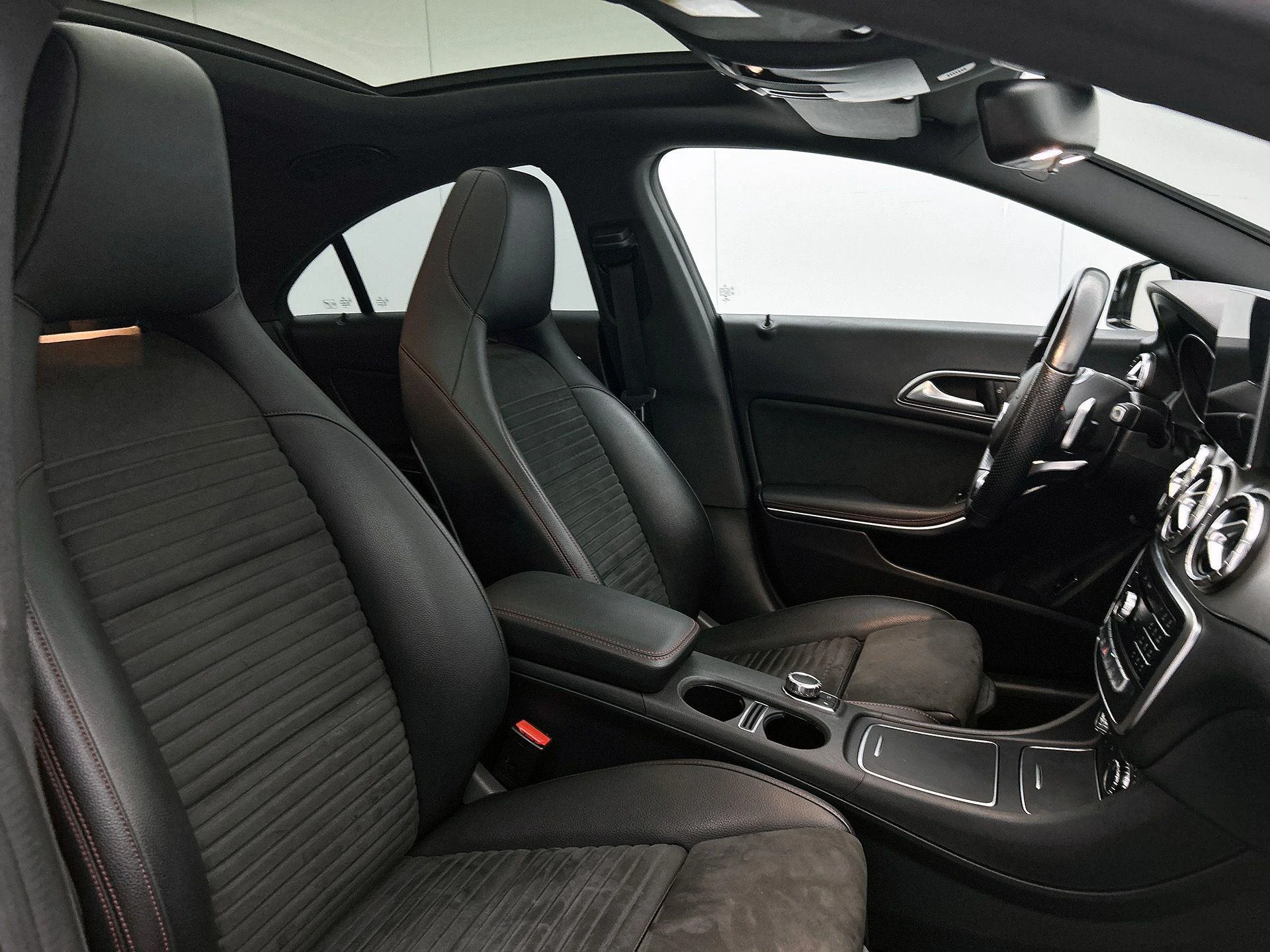 Mercedes-Benz-CLA-image-33