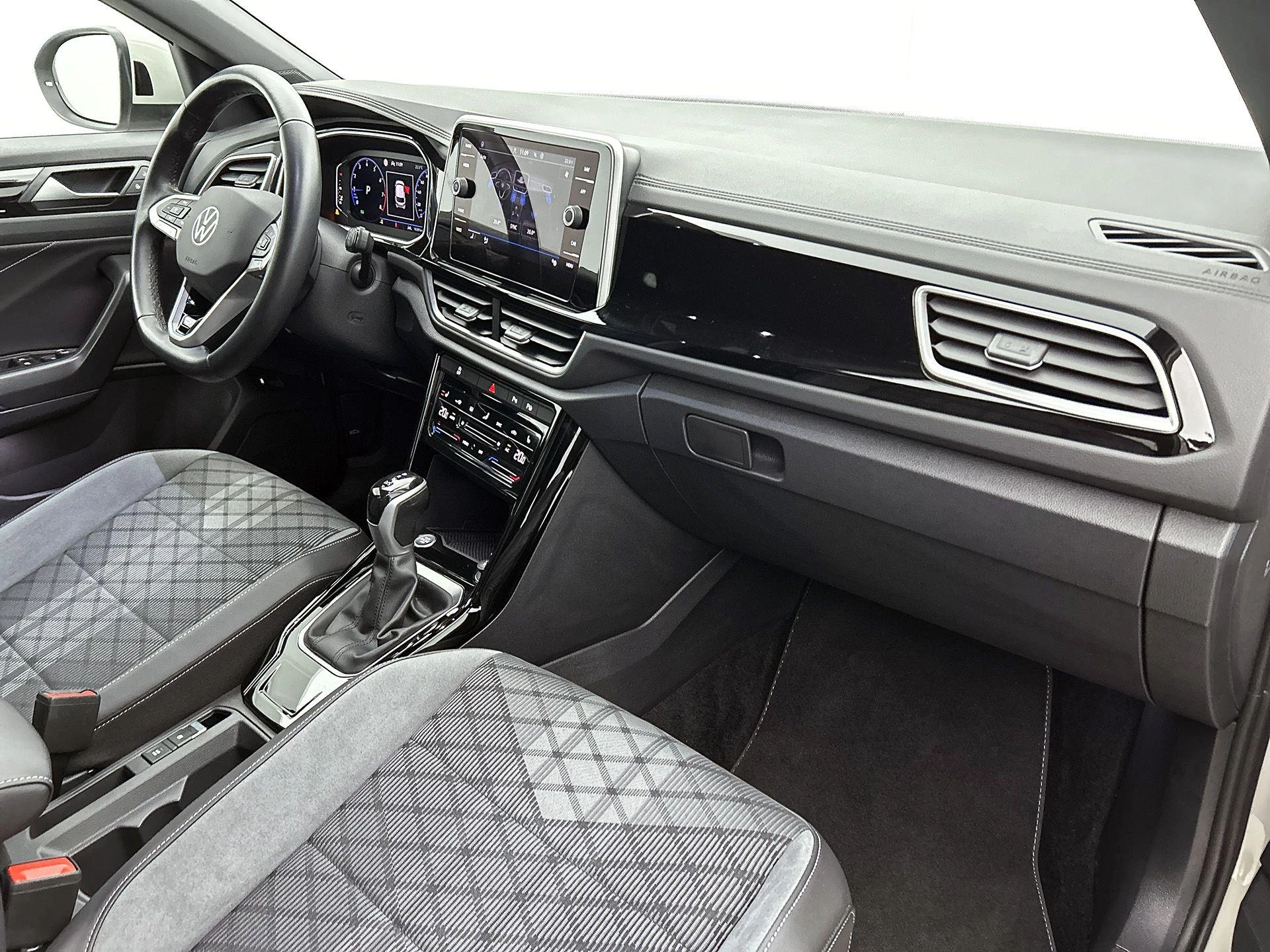 Volkswagen-T-Roc-image-20