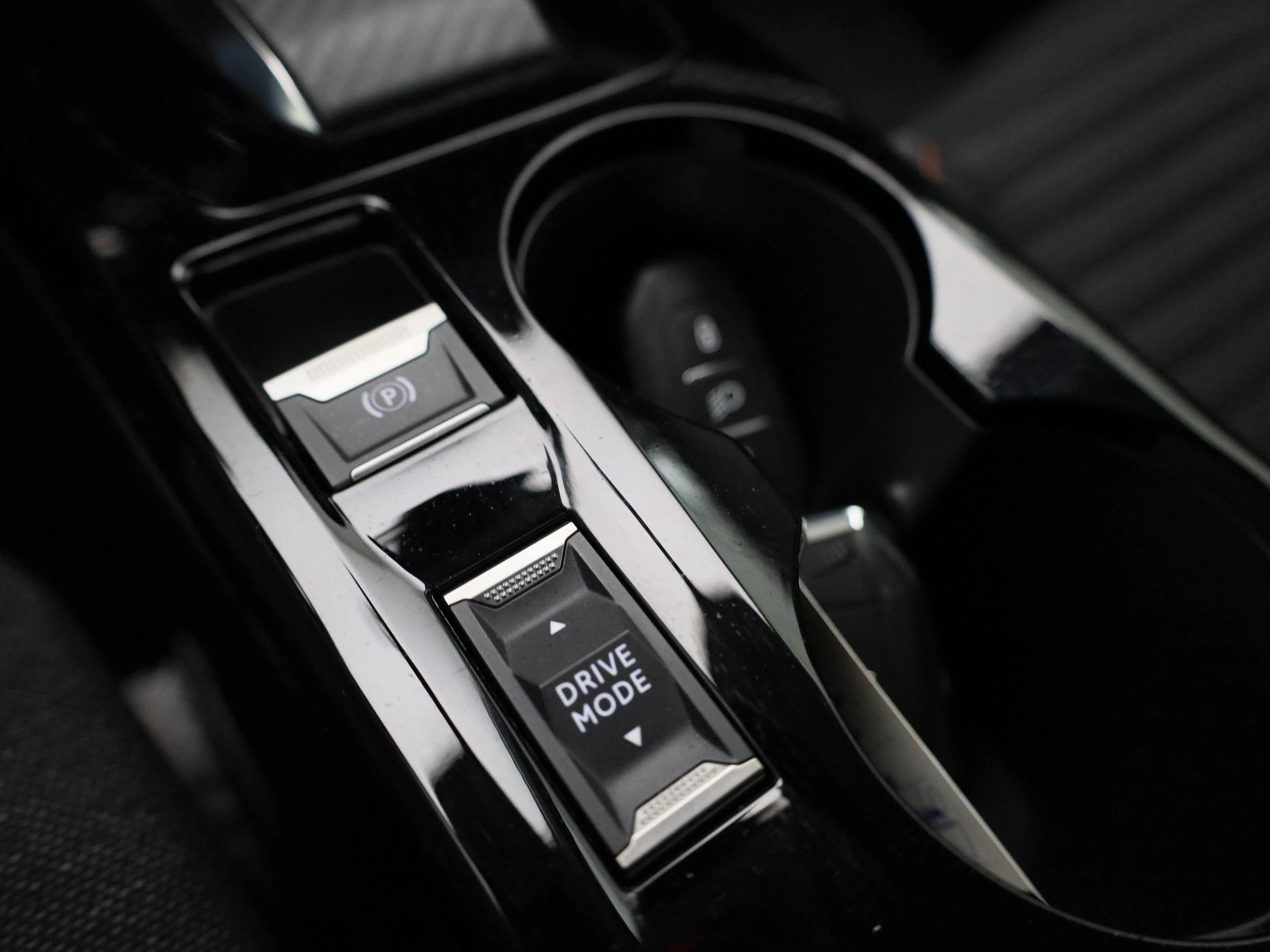 Peugeot-e-208-image-25
