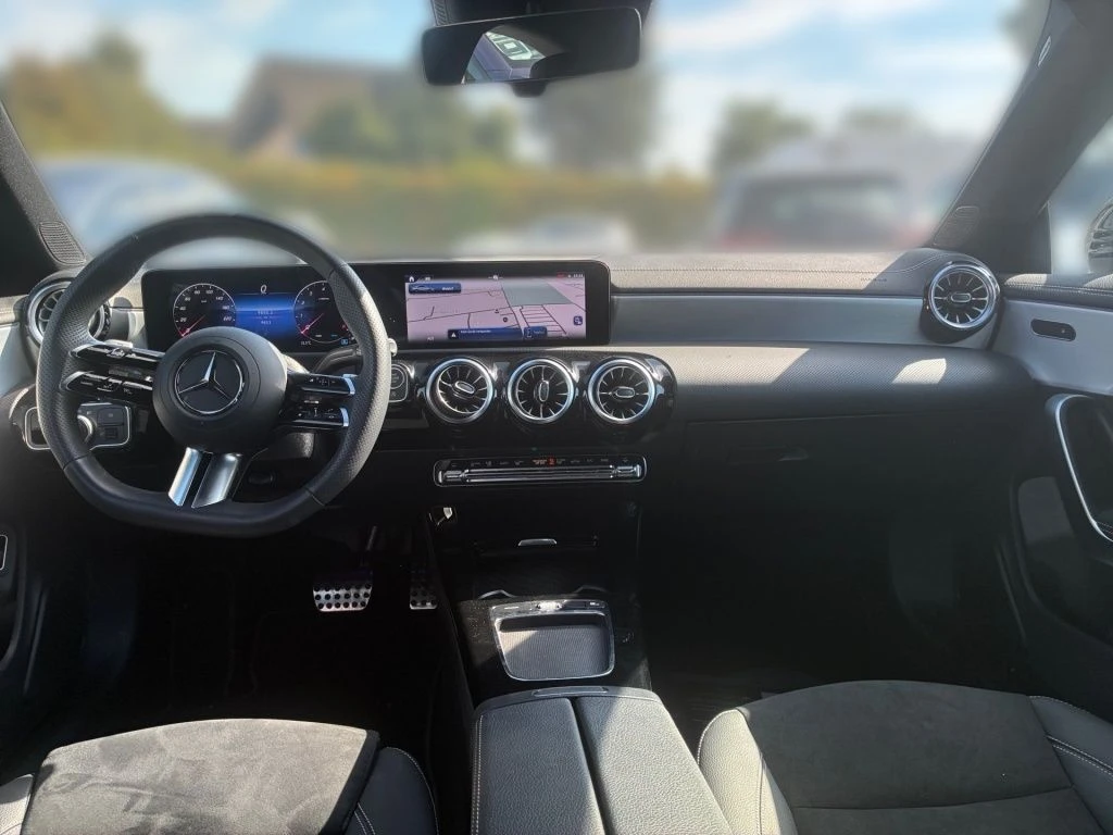 Mercedes-Benz-CLA 200-image-9