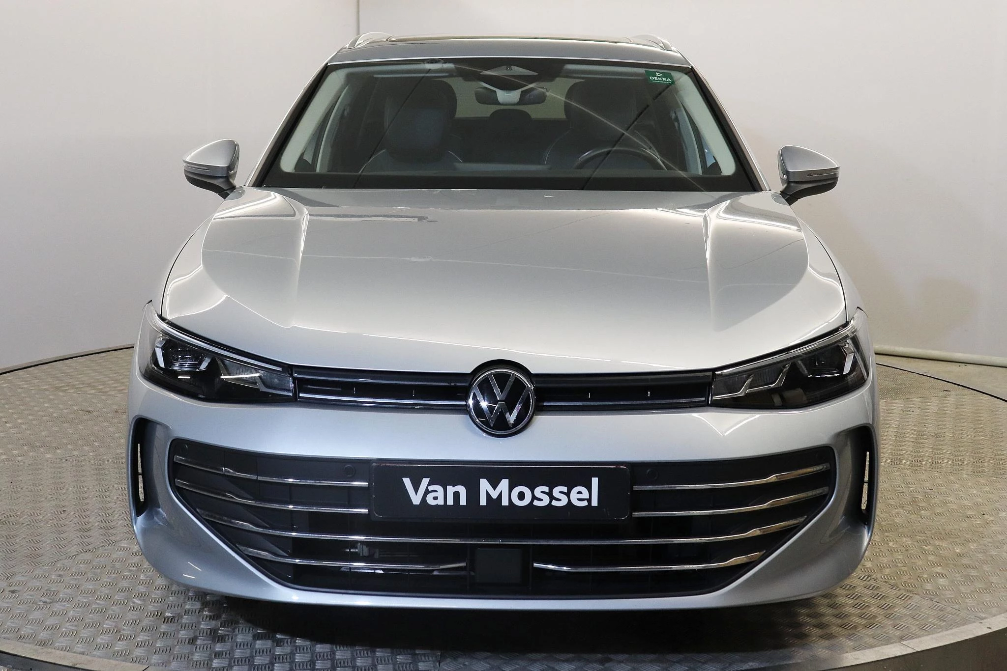 Volkswagen-Passat-image-1