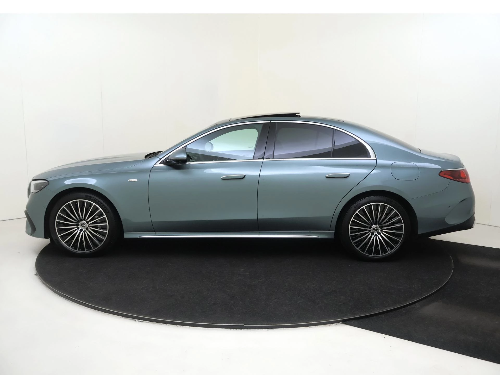 Mercedes-Benz-E-Klasse-image-7