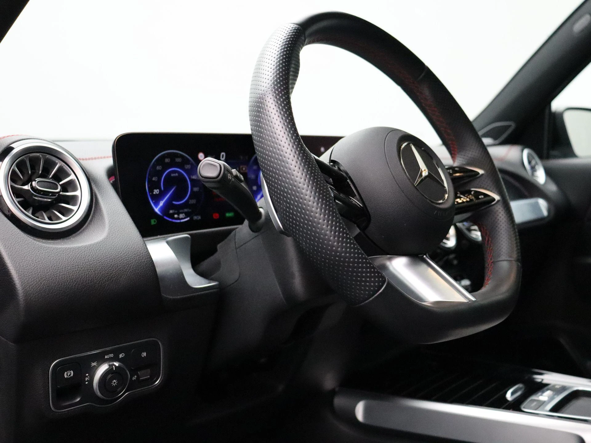 Mercedes-Benz-EQB-image-11