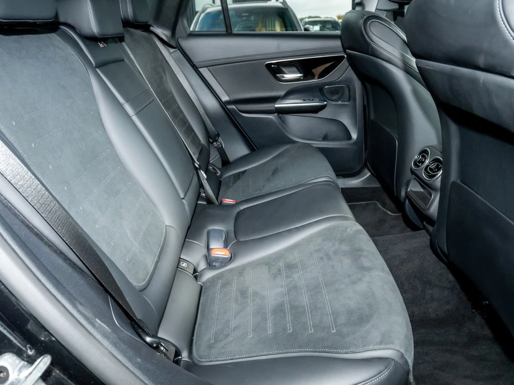 Mercedes-Benz-GLC 300 d-image-12