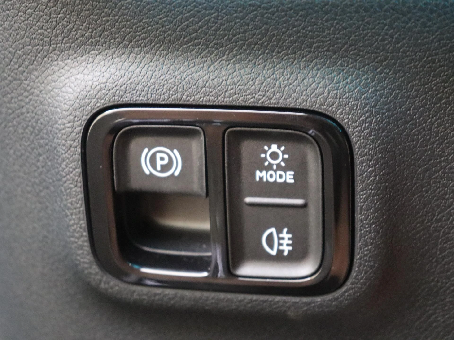 Mercedes-Benz-CLA-image-21