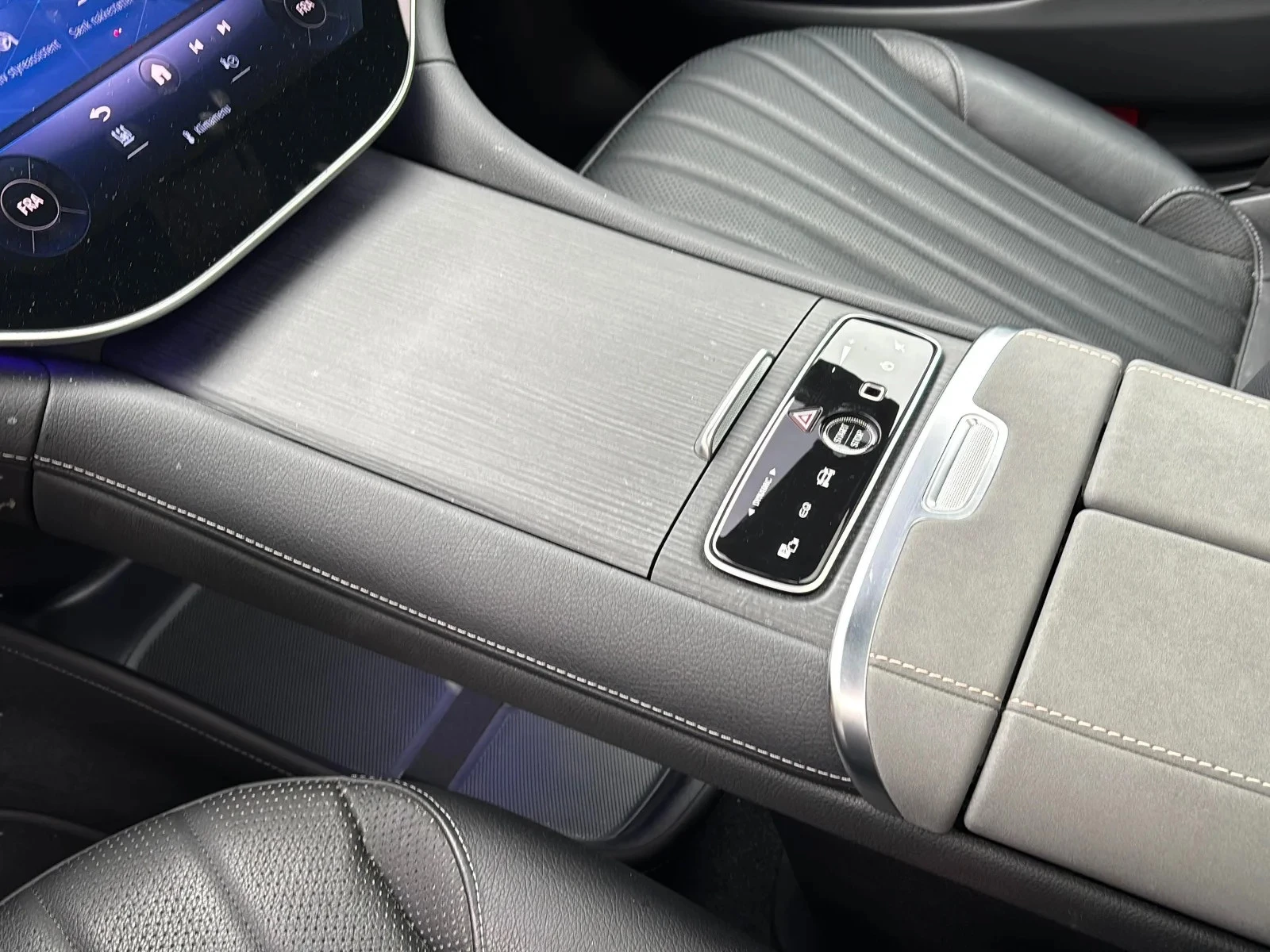 Mercedes-Benz-EQS-image-11