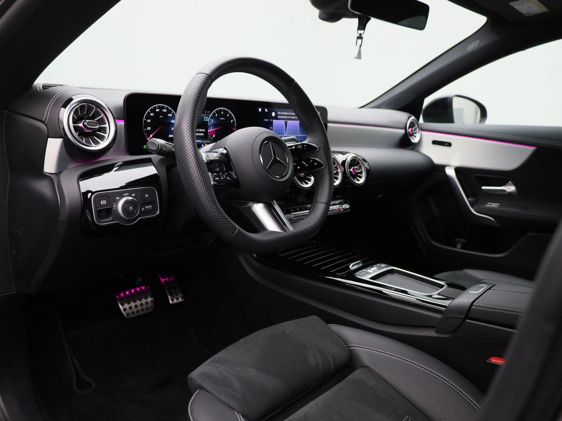 Mercedes-Benz-CLA-image-35