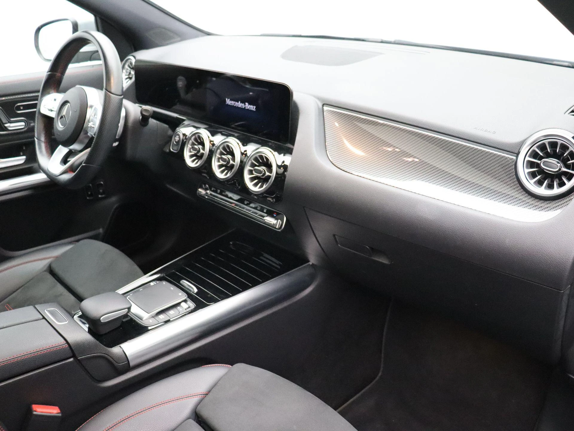 Mercedes-Benz GLA 250e Amg Line + MULTIBEAM + PANO DAK + CARPLAY + TREKHAAK +