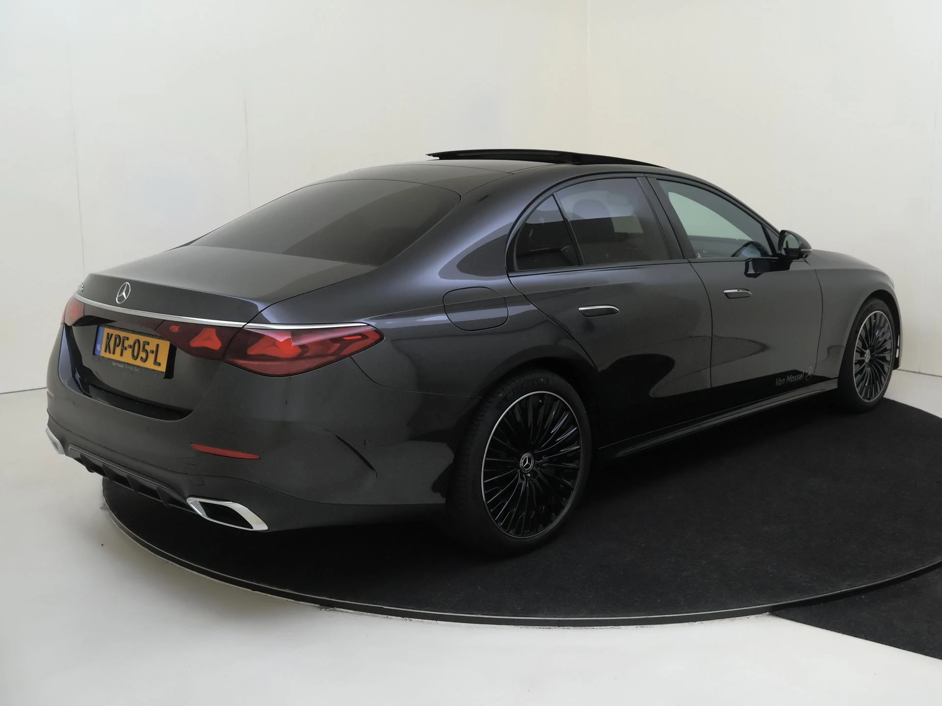 Mercedes-Benz-E-Klasse-image-3