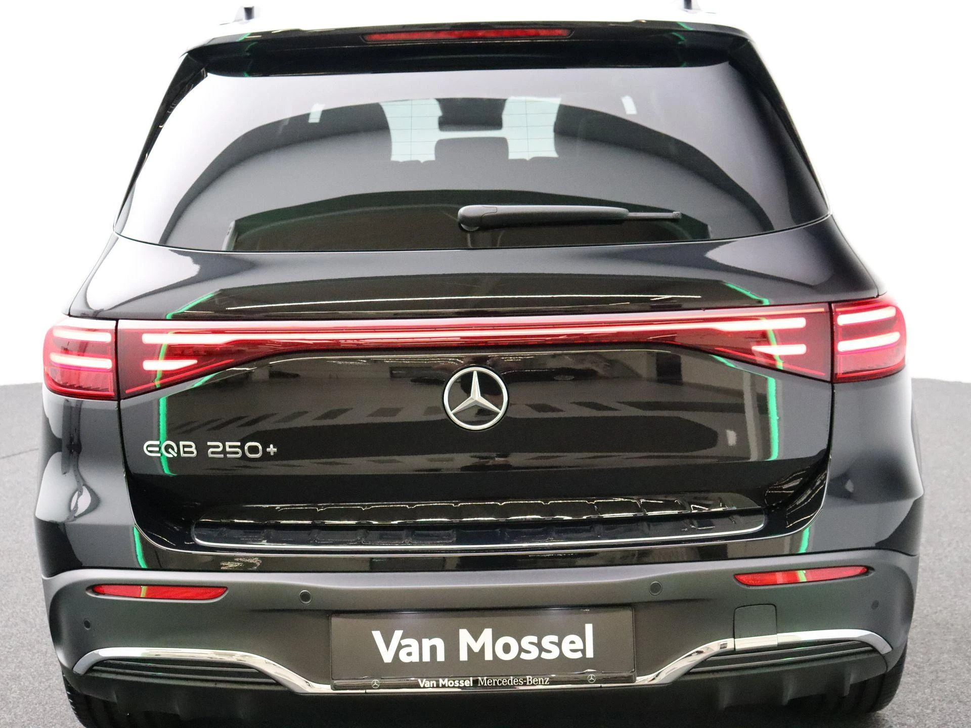 Mercedes-Benz-EQB-image-26