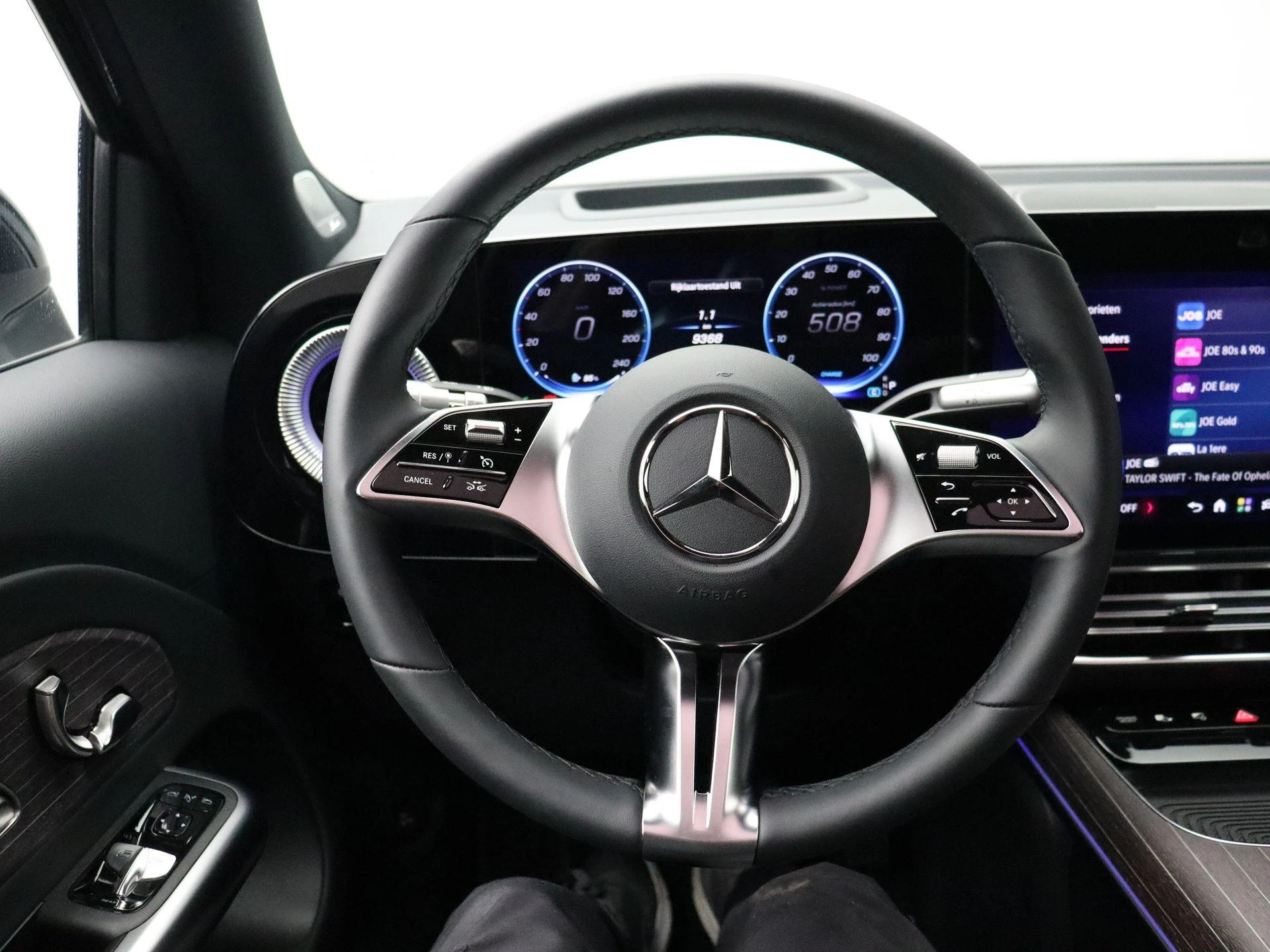 Mercedes-Benz-GLB-image-16
