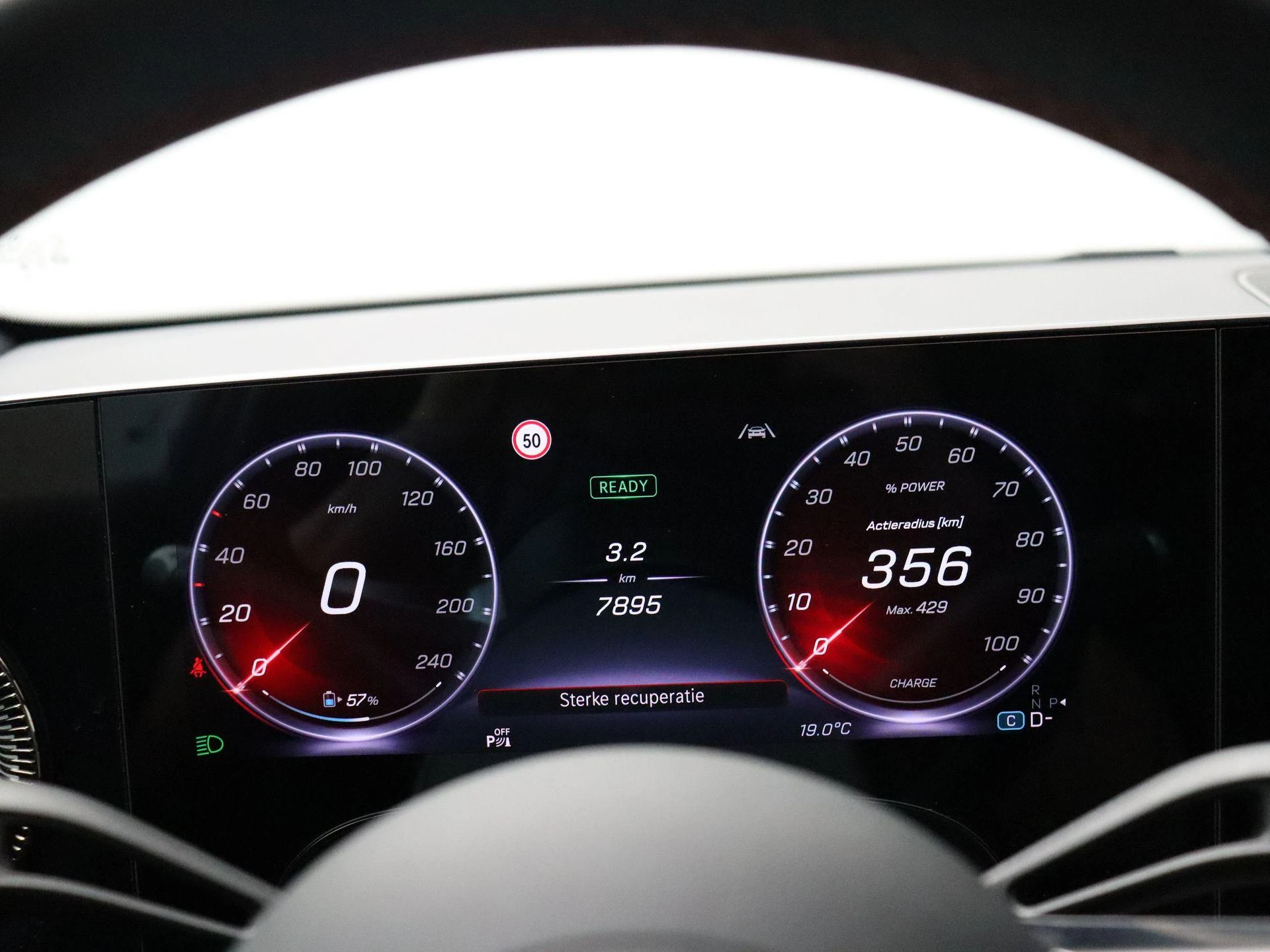 Mercedes-Benz-CLA-image-13