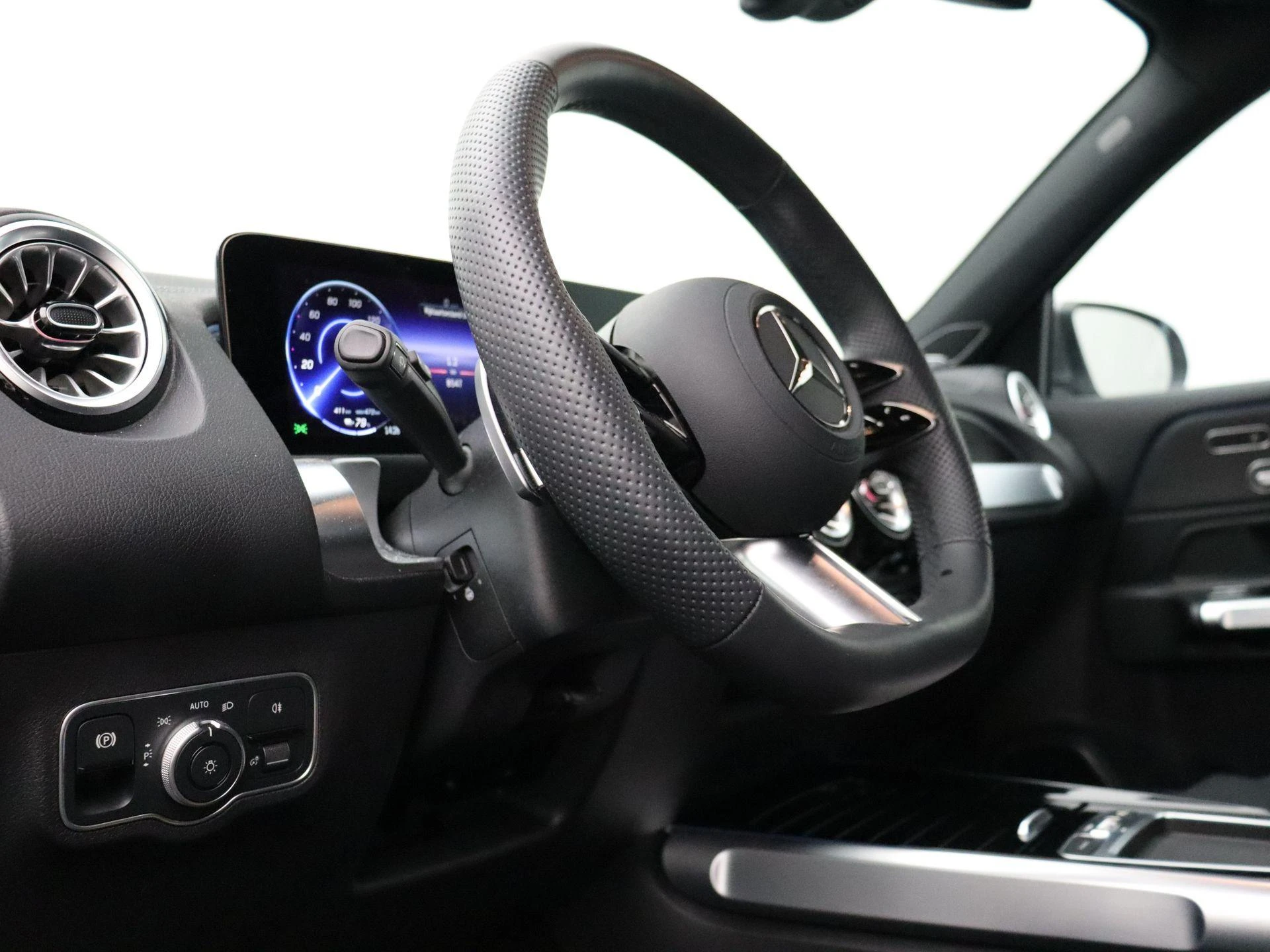 Mercedes-Benz-EQB-image-11