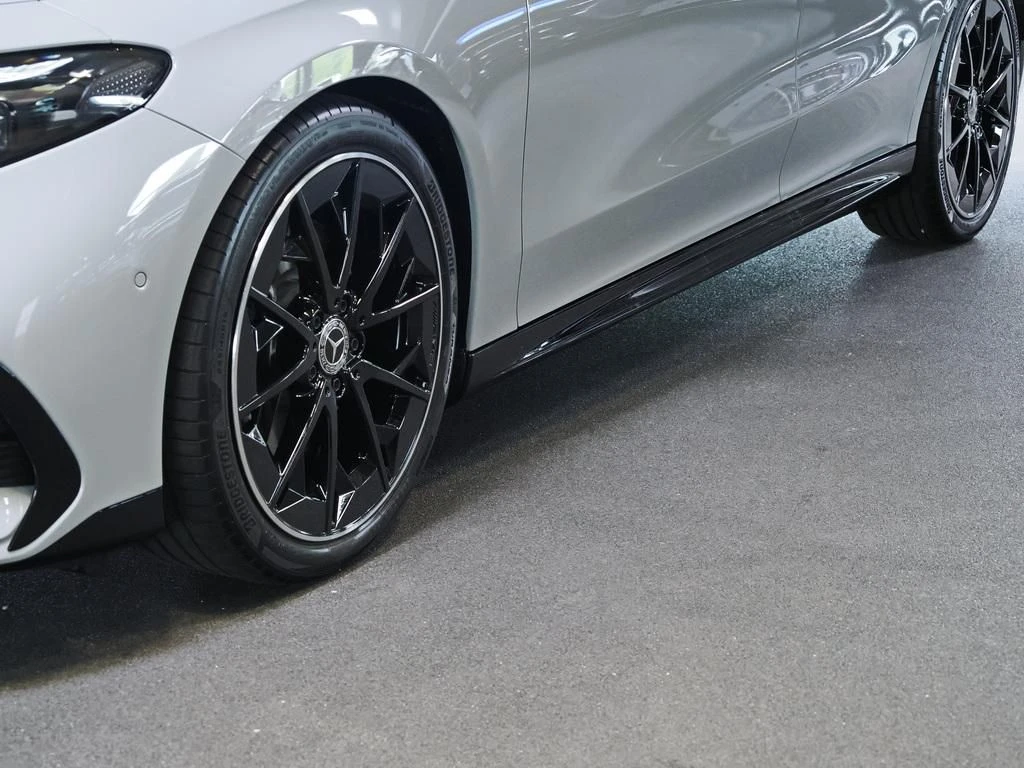 Mercedes-Benz-CLA 200-image-2