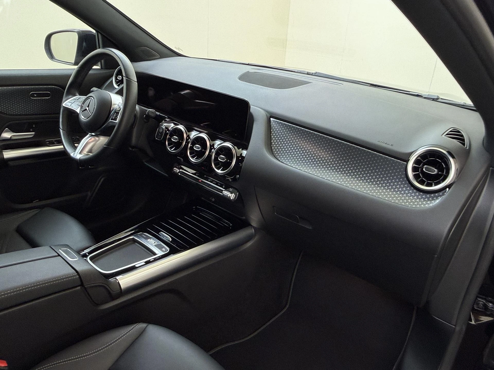 Mercedes-Benz-GLA-image-4