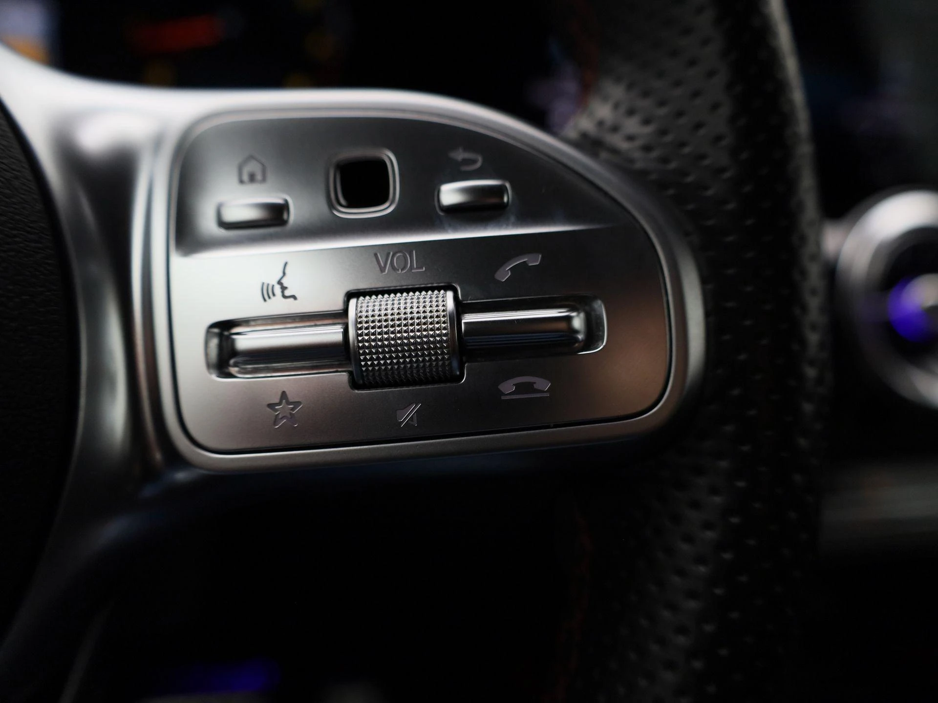 Mercedes-Benz-GLA-image-16