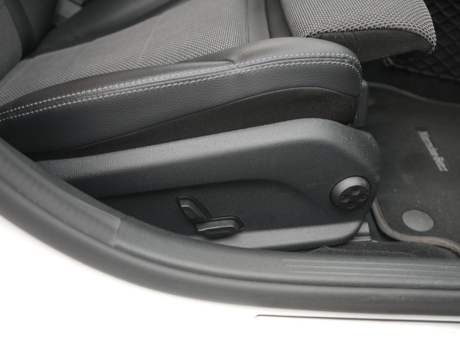 Mercedes-Benz-C-Klasse-image-12