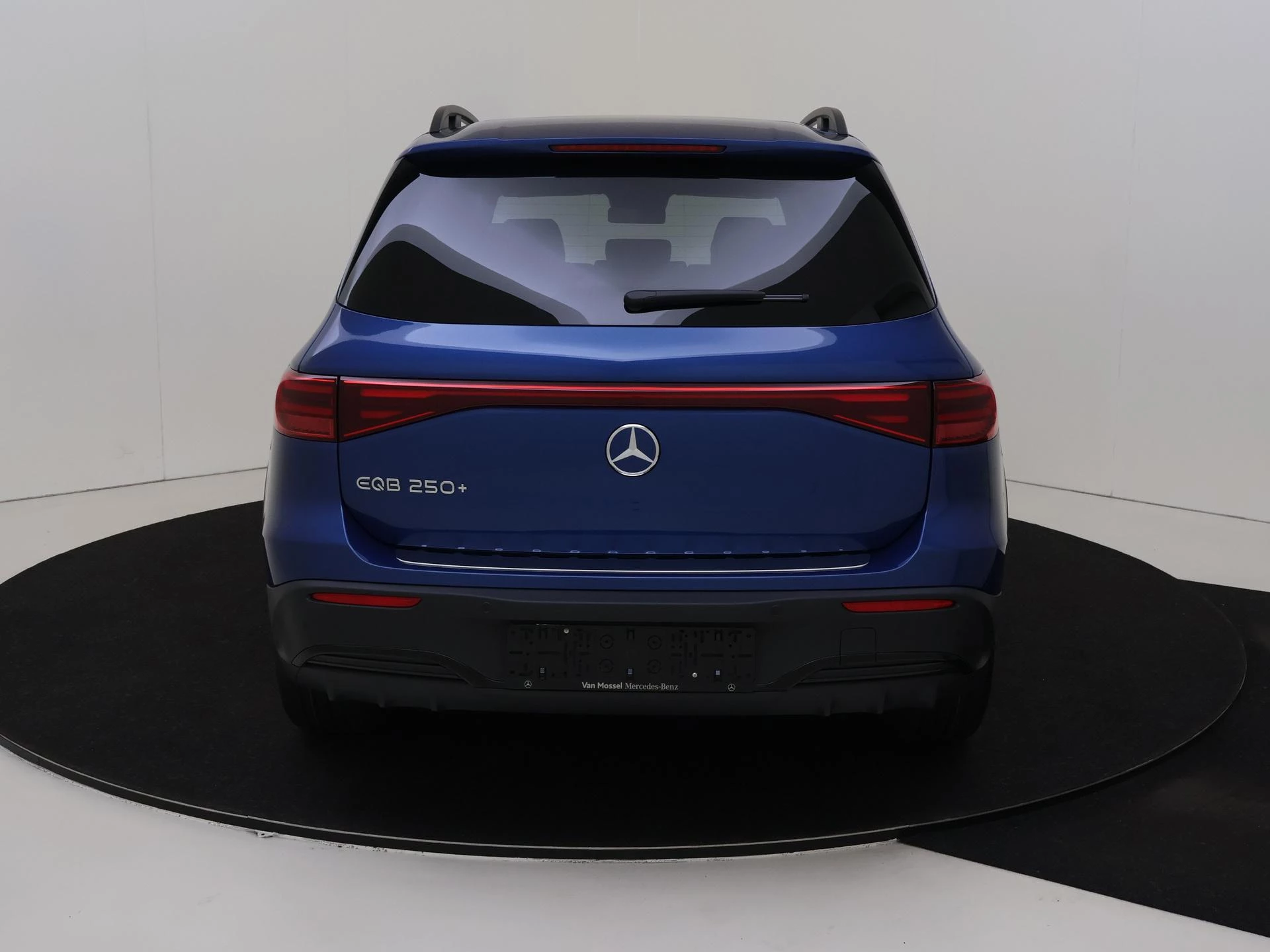 Mercedes-Benz-EQB-image-3