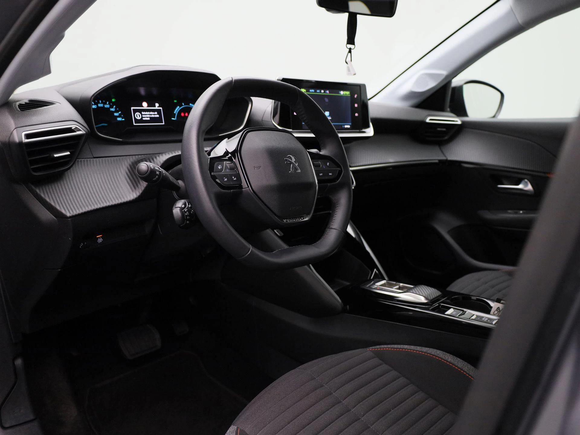 Peugeot-e-208-image-31