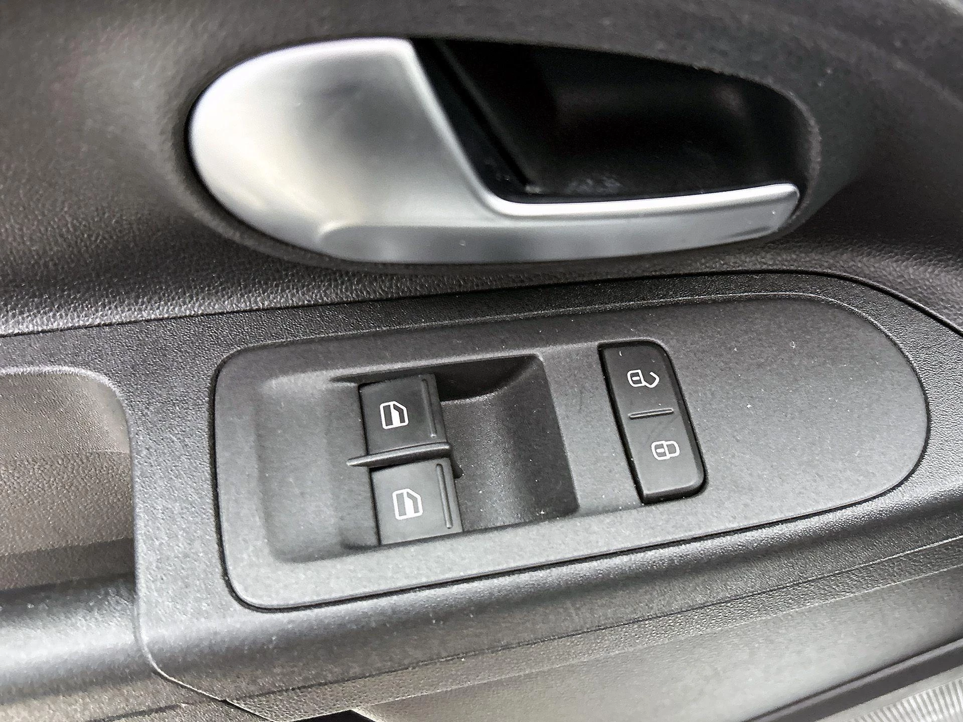 Volkswagen-up!-image-27