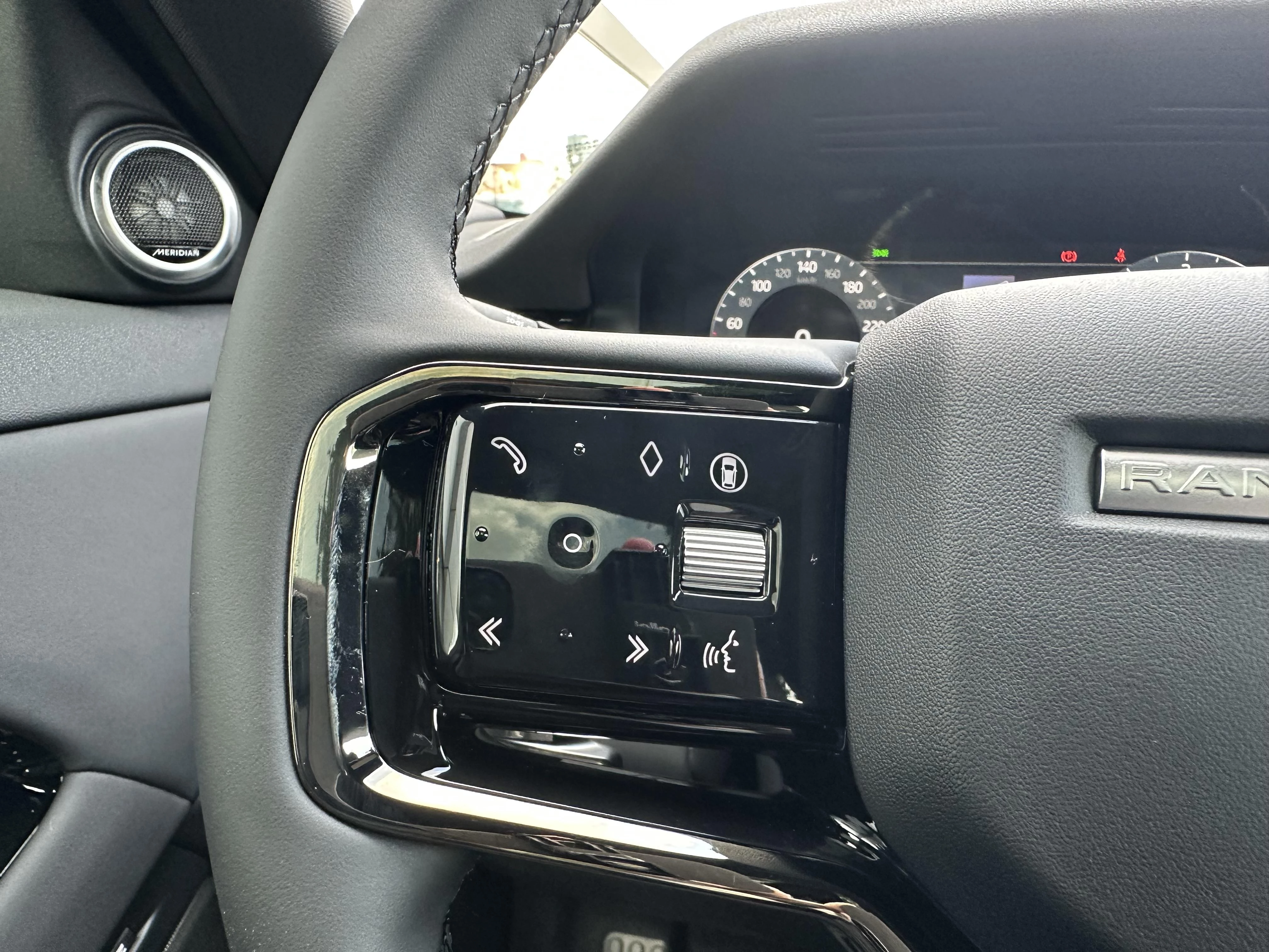 Land Rover-Range Rover Evoque-image-15