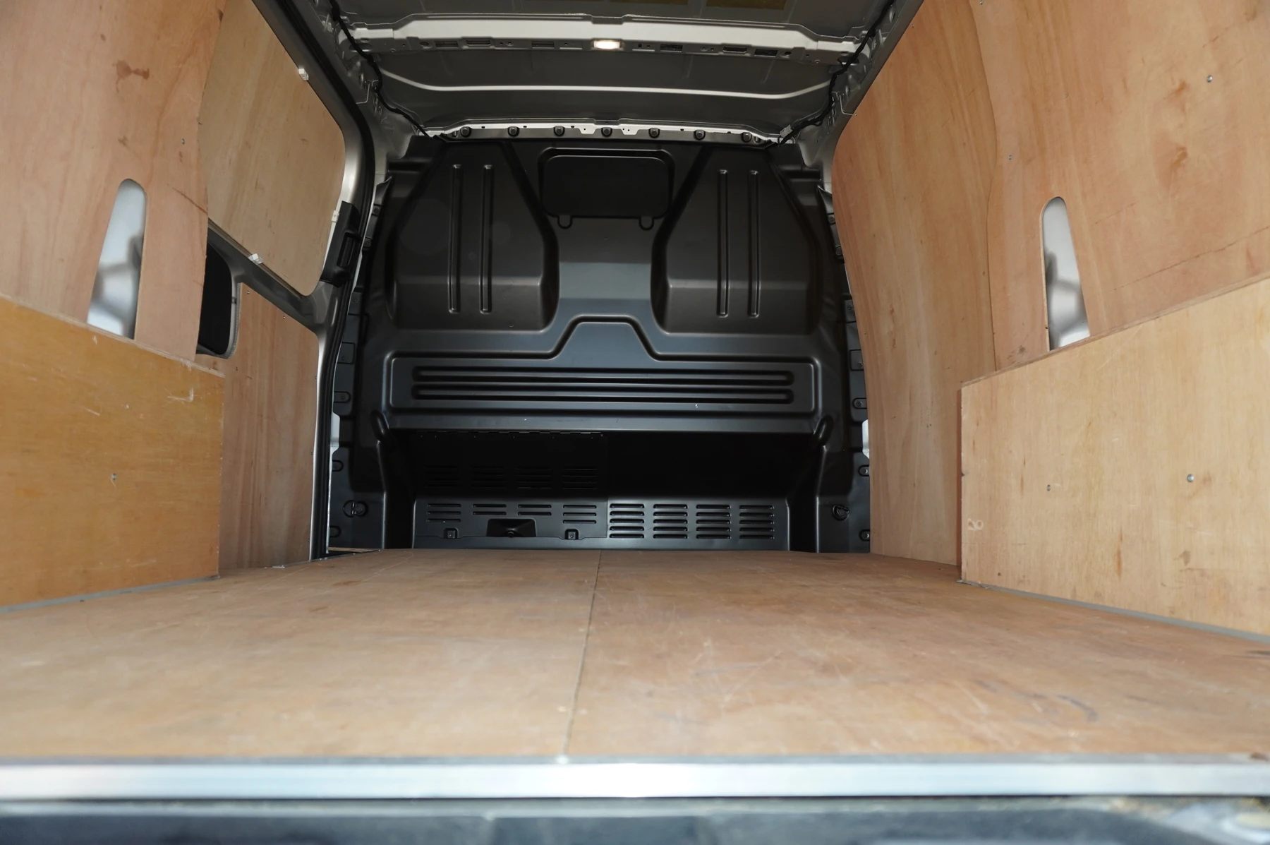 Volkswagen-Transporter-image-14