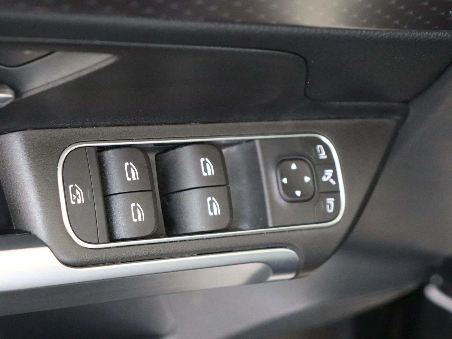 Mercedes-Benz-GLB-image-29