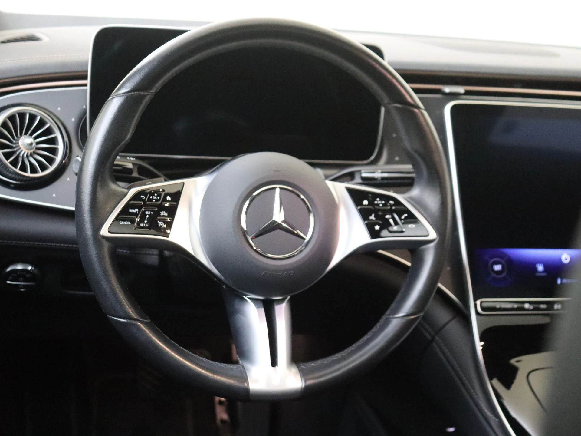Mercedes-Benz-EQE-image-9