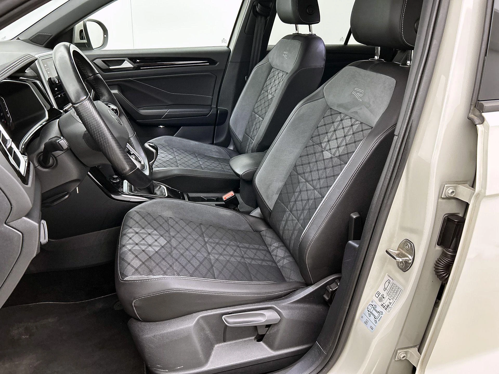 Volkswagen-T-Roc-image-39