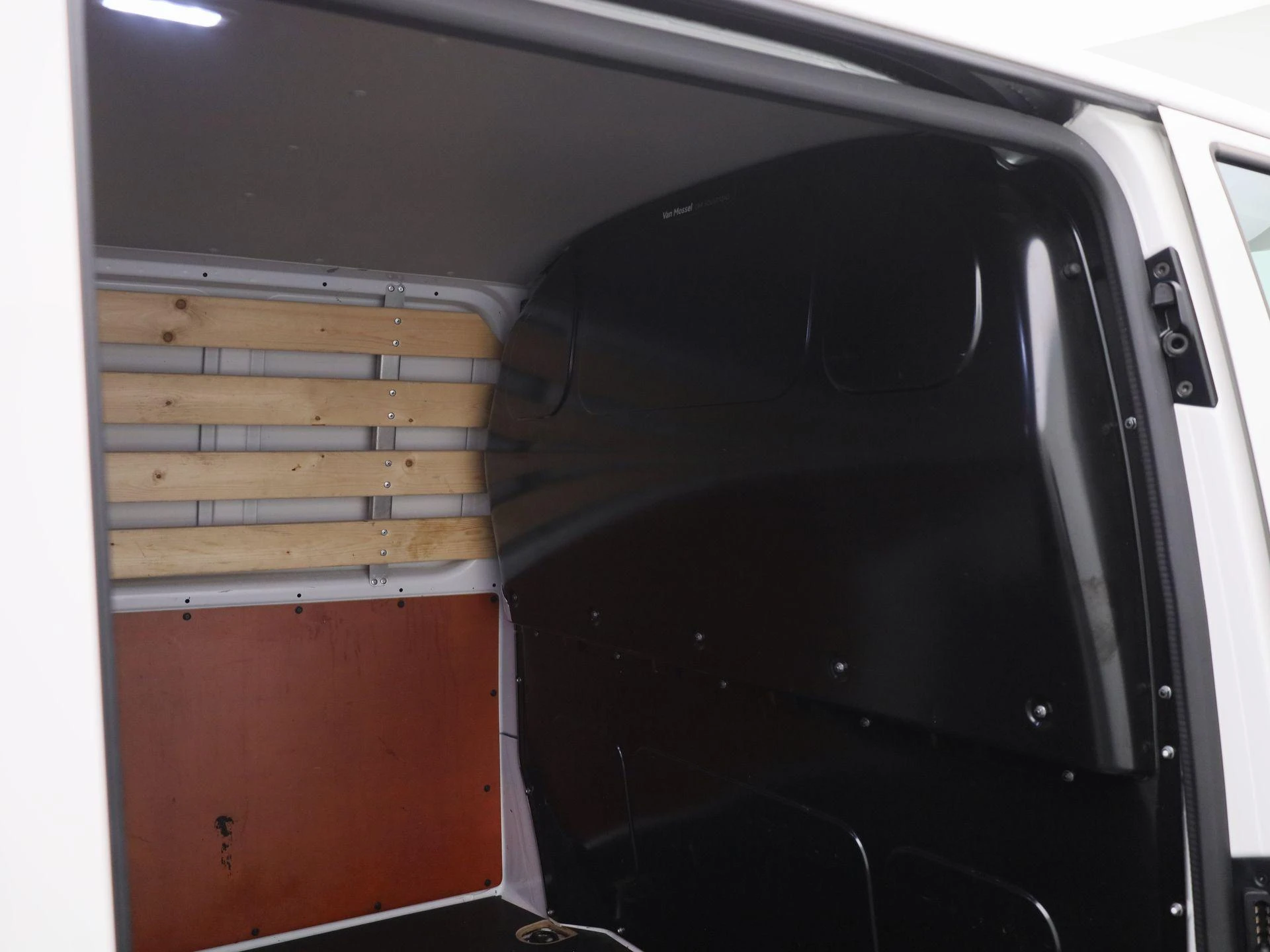 Volkswagen-Transporter-image-13