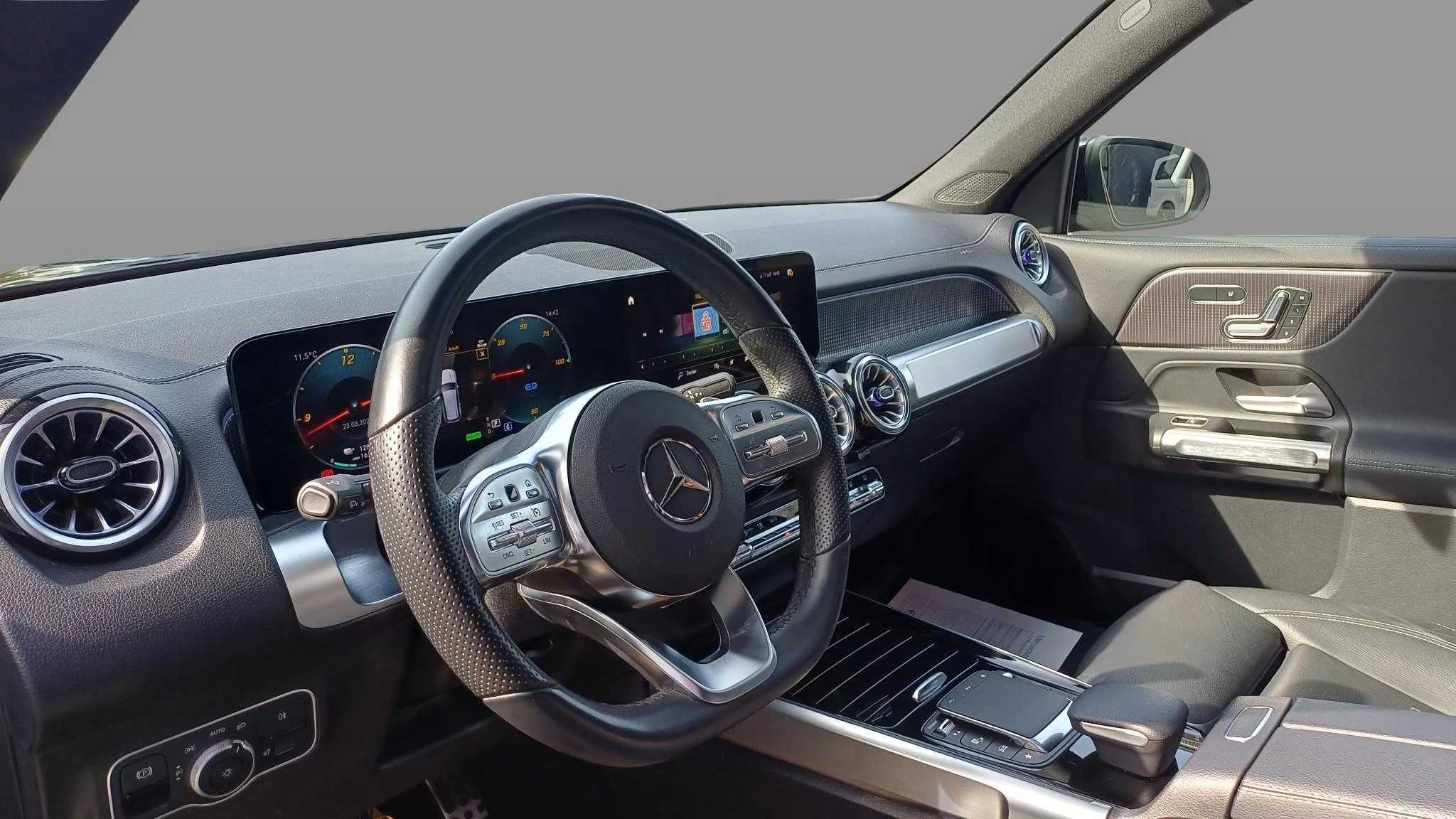 Mercedes-Benz EQB 250 AMG Line + 7-ZITPLAATSEN + LEDER + PANO DAK + CARPLAY +