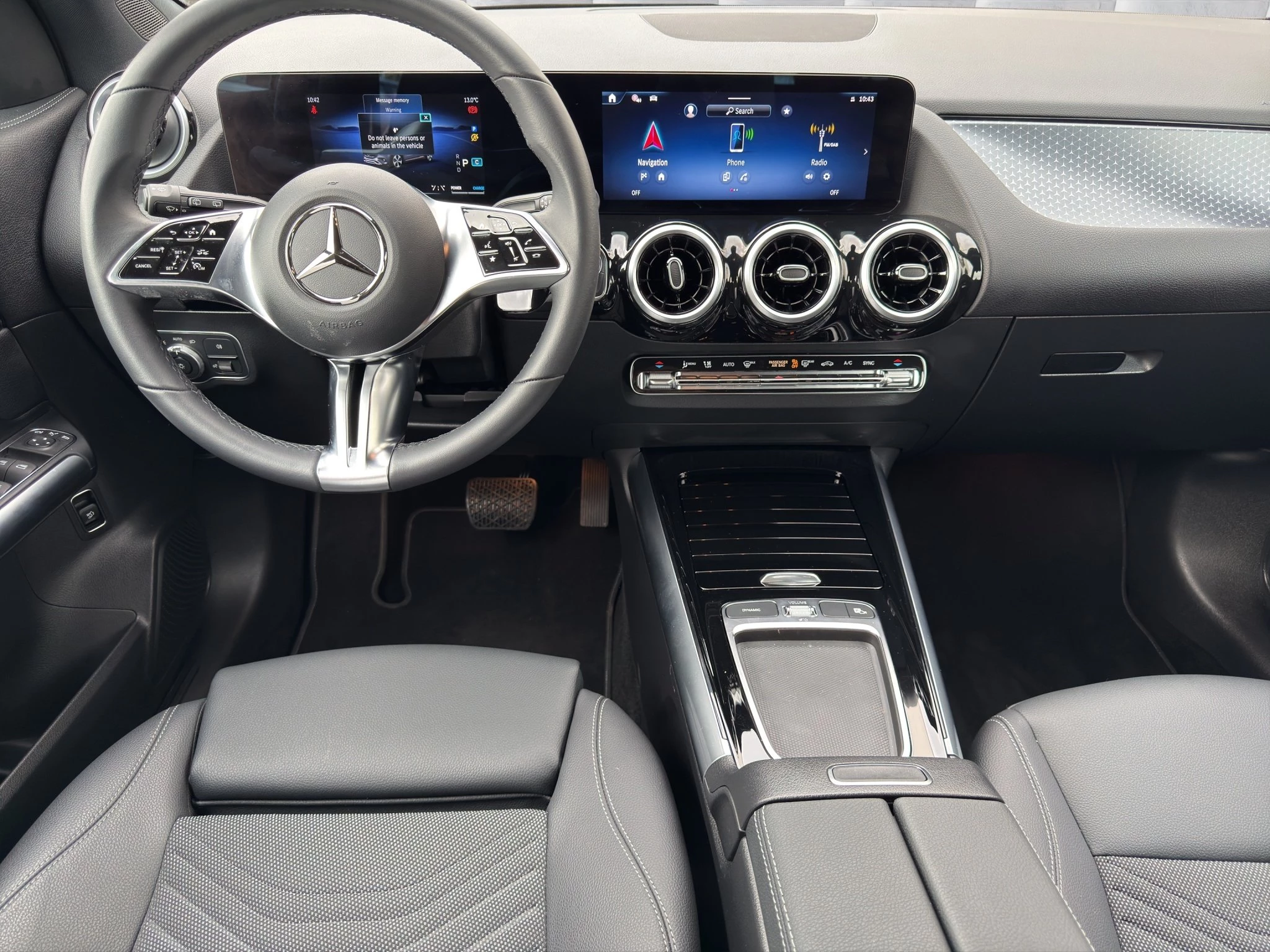 Mercedes-Benz-GLA-image-11