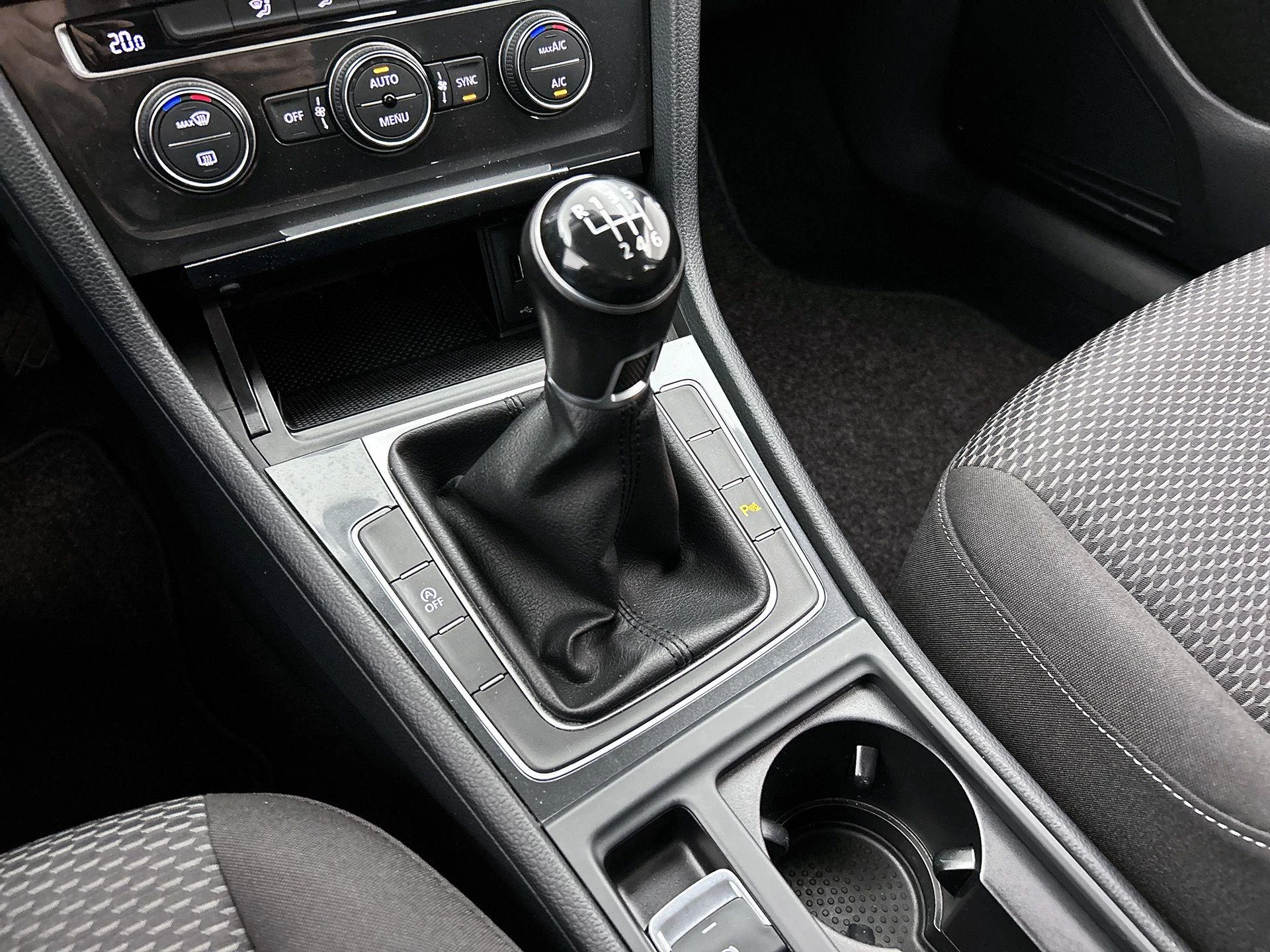 Volkswagen-Golf-image-27