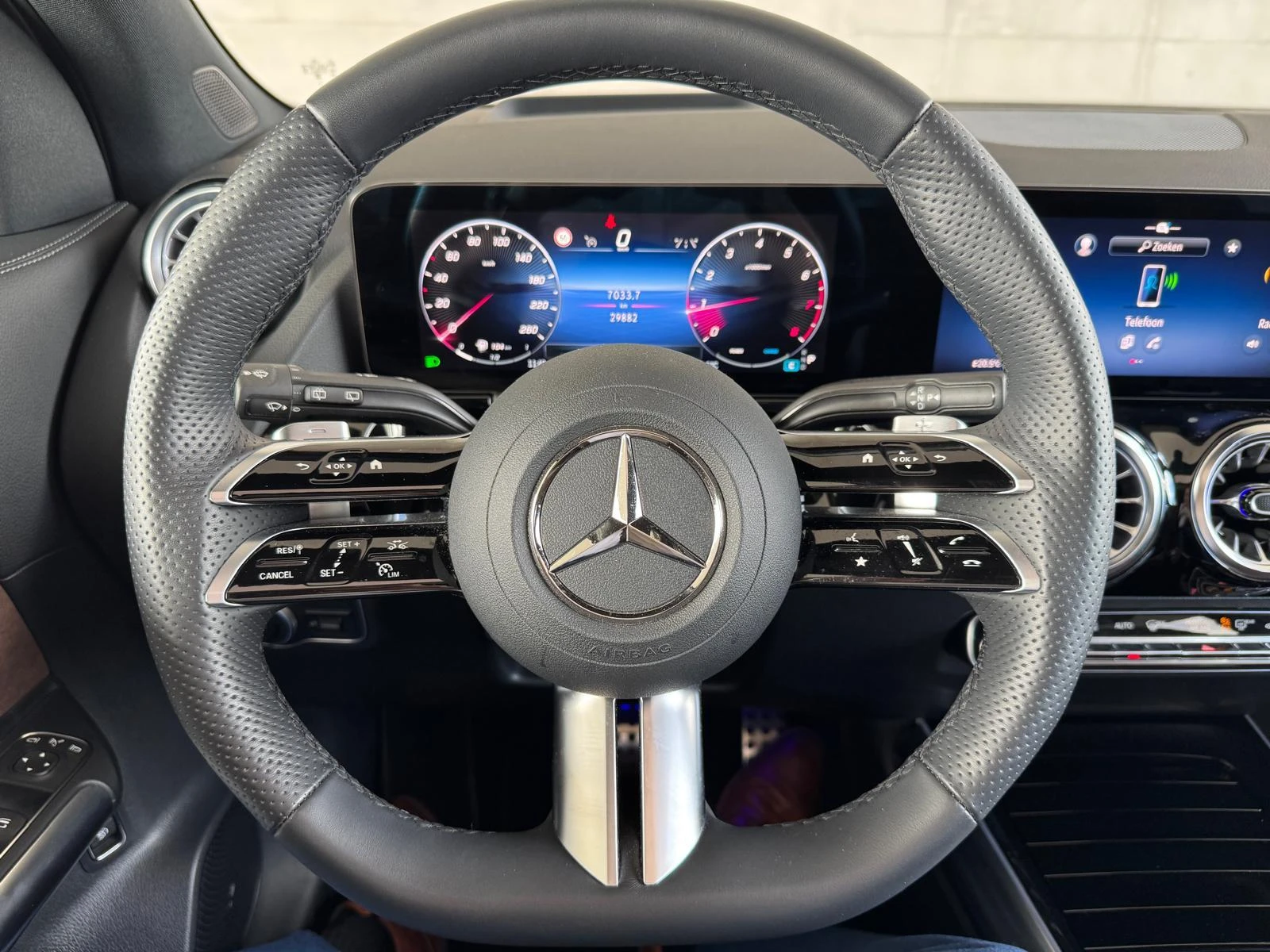 Mercedes-Benz-GLA-image-14