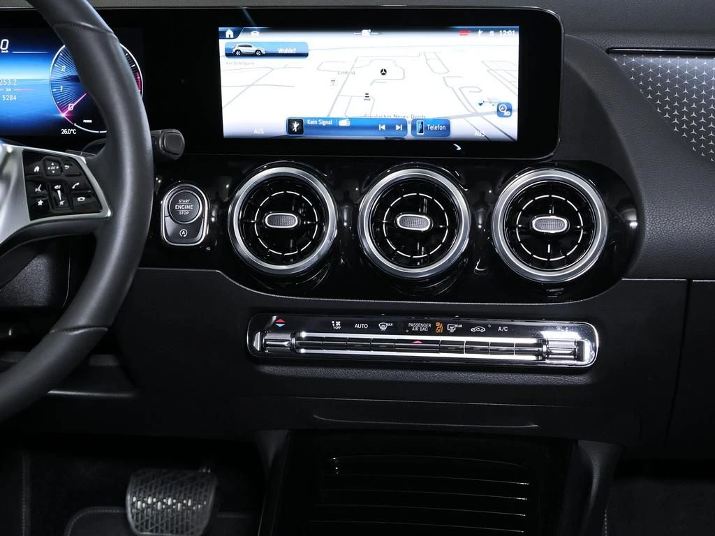 Mercedes-Benz-GLA 220-image-11