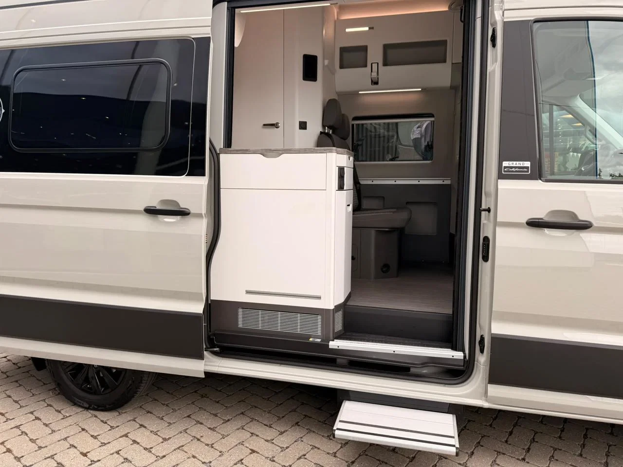 Volkswagen Crafter 50 Fou Lwb Hr Dsl Grand Carlifornia - 2.0TDI 163PK 4SLAAPPLAATSEN AUTOMAAT *APP CONNECT*CAMERA*PDC*ADAPTIVE CRUISE*DOUCHE*WC*