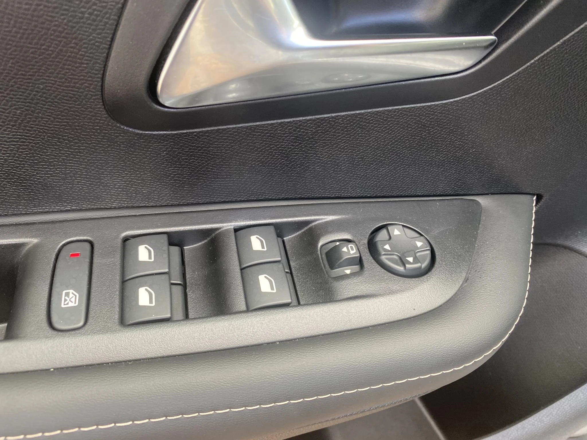 Peugeot-208-image-32