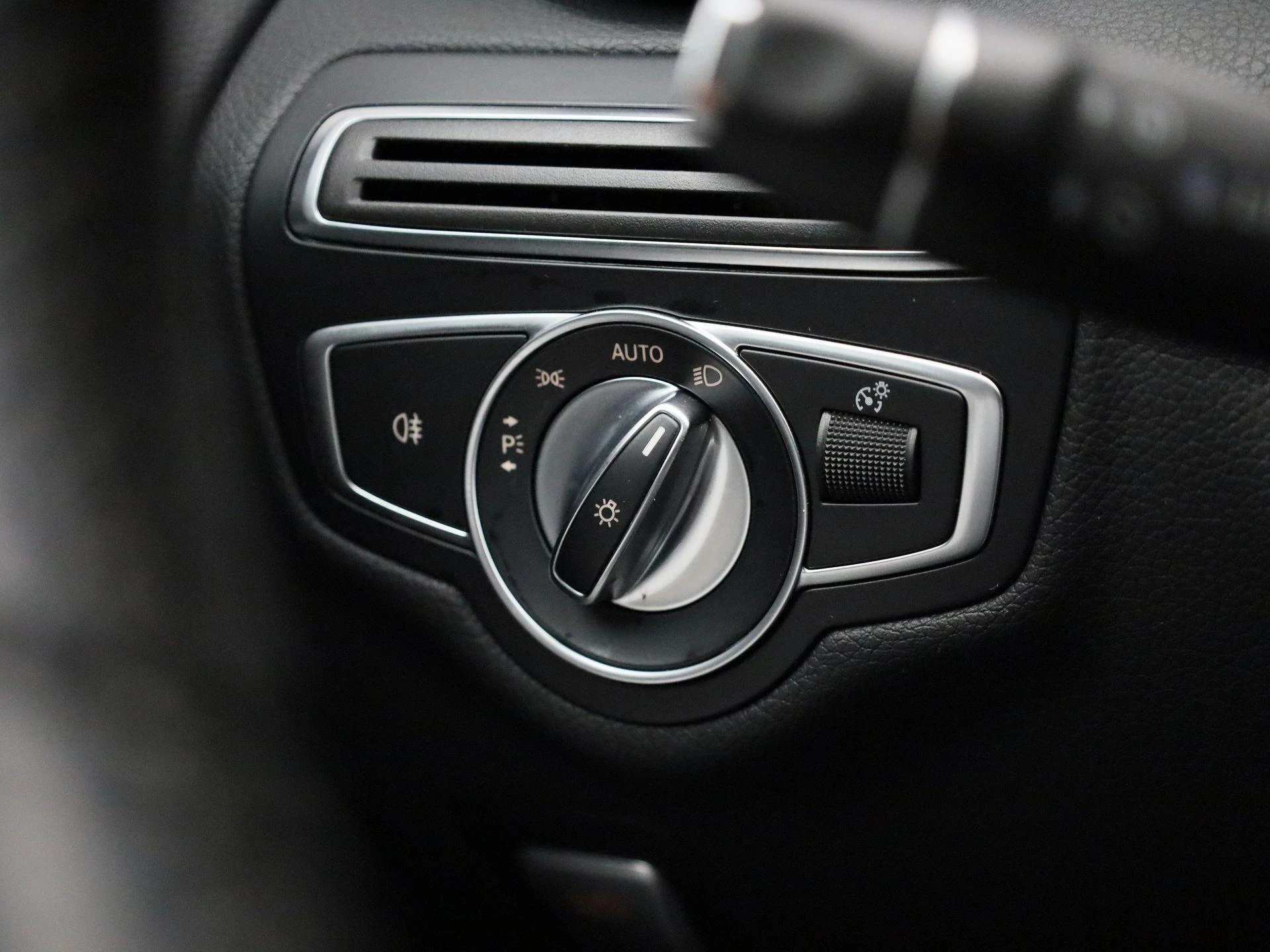 Mercedes-Benz-C-Klasse-image-24