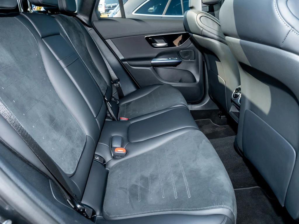 Mercedes-Benz-GLC 220 d-image-12