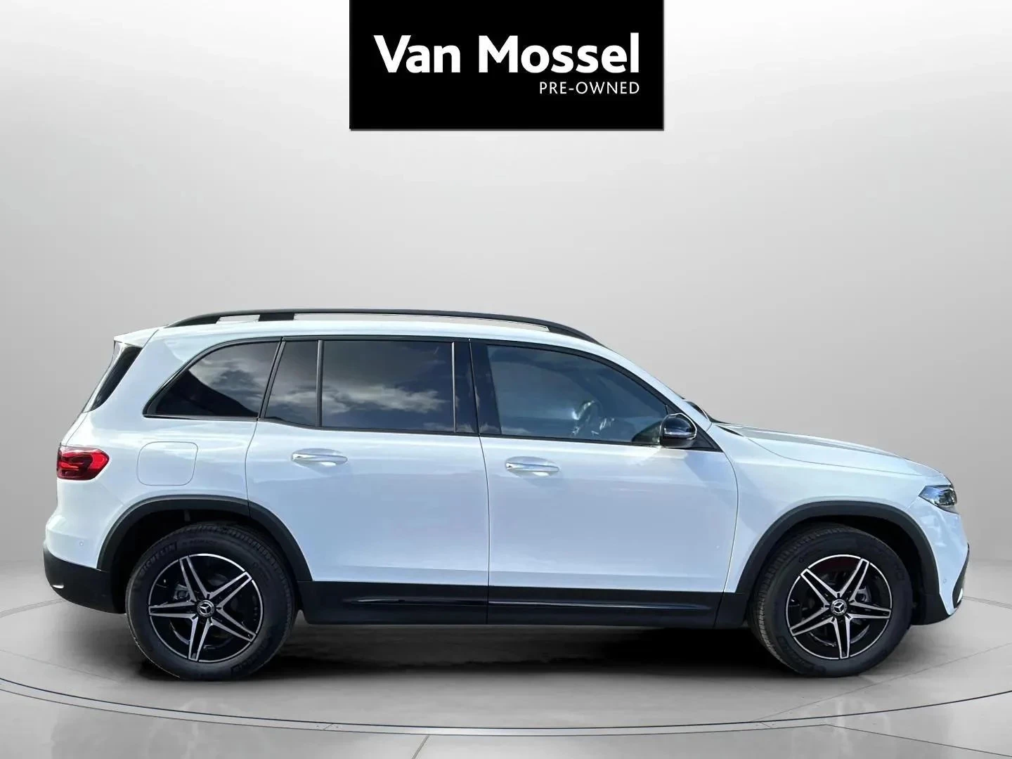 Mercedes-Benz-EQB-image-3