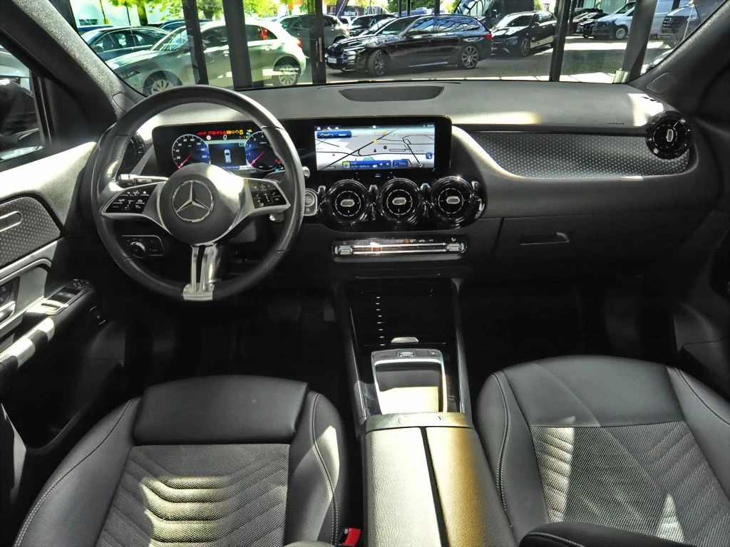 Mercedes-Benz-GLA 200-image-11