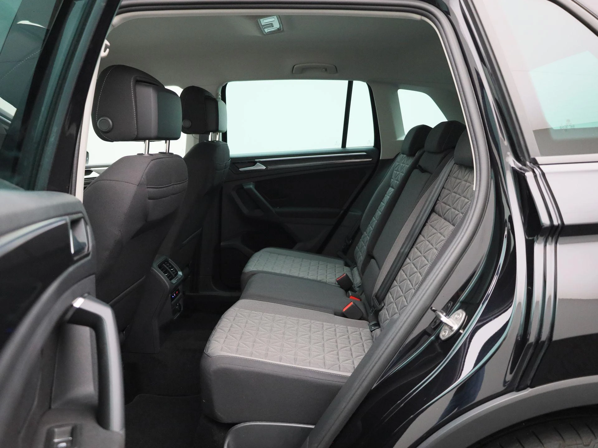 Volkswagen-Tiguan-image-13
