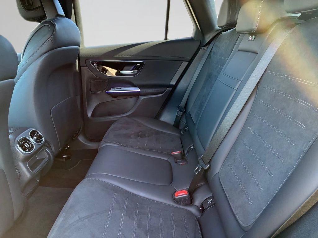 Mercedes-Benz-GLC 300 d-image-9