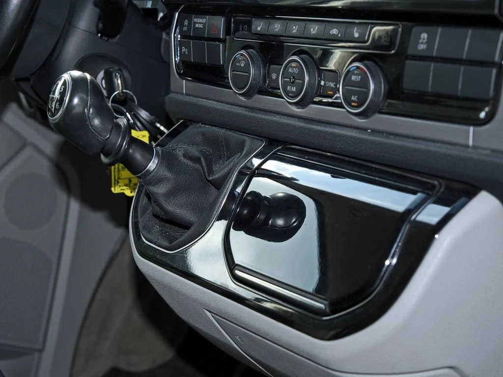 Volkswagen-Transporter-image-12