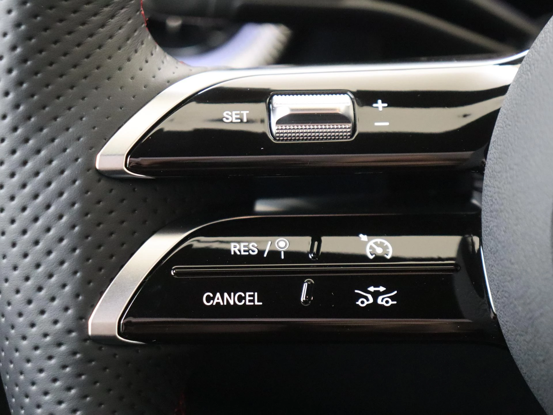 Mercedes-Benz-CLA-image-12