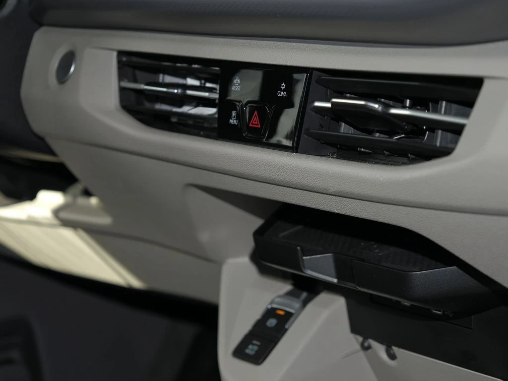 Volkswagen-Multivan-image-9
