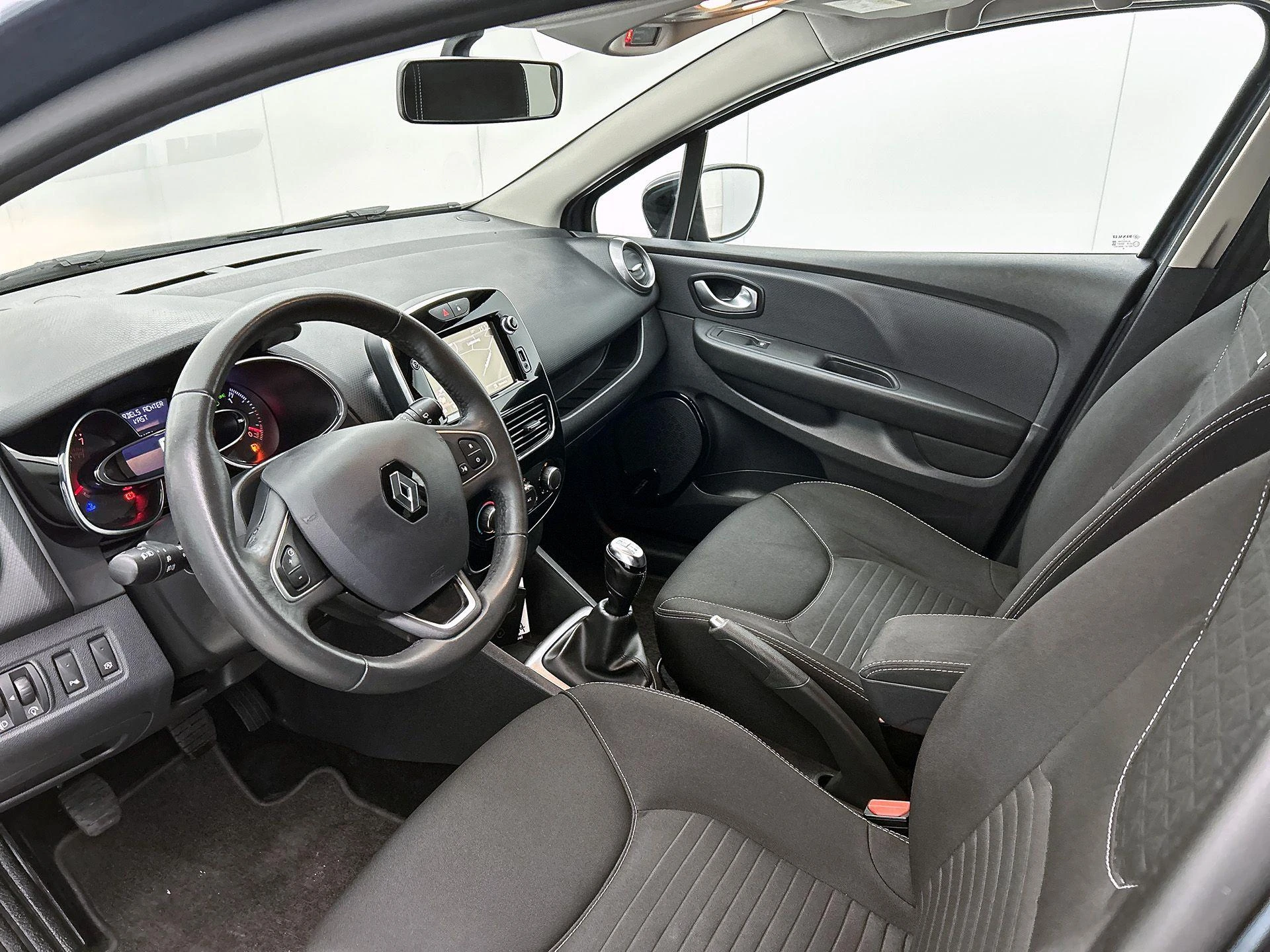 Renault-Clio-image-16