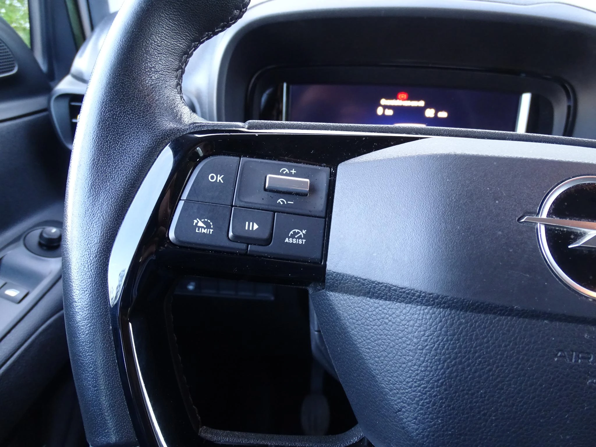 Opel-Combo Life-image-20