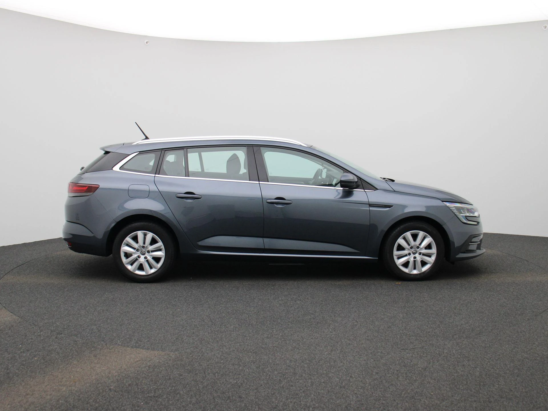 Renault-Mégane Estate-image-5